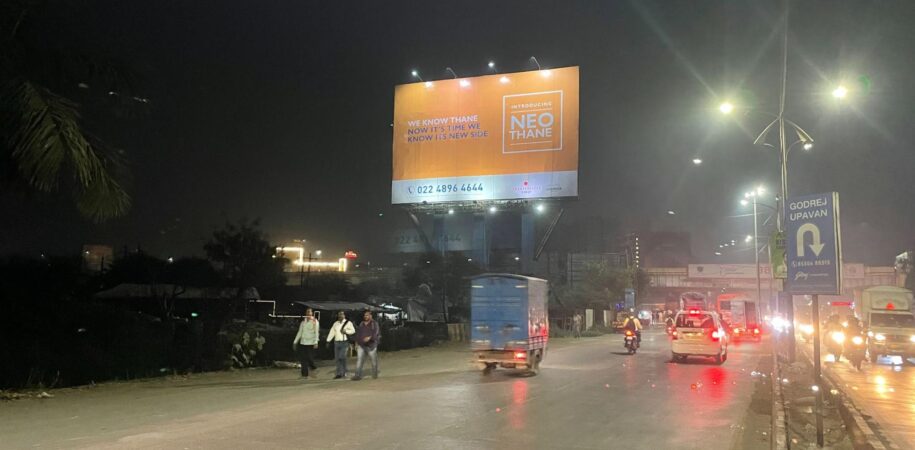 Billboard advertising by an outdoor advertising company in Mumbai showcasing brand visibility through OOH campaigns.